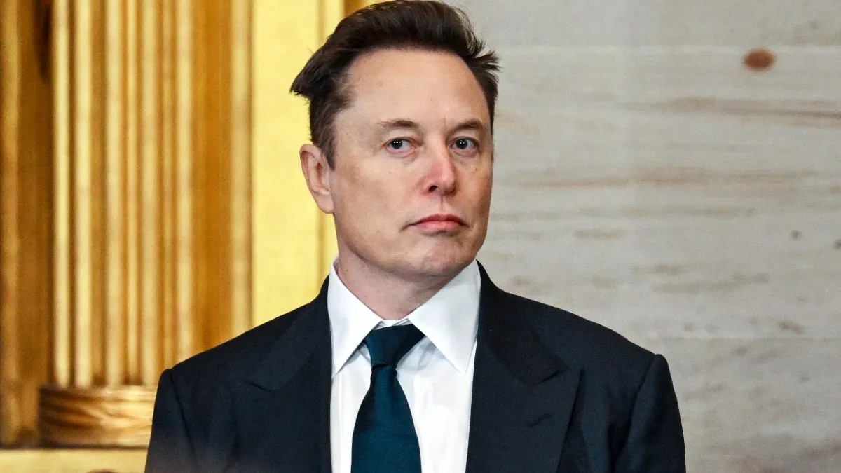 イーロン・マスクは「お母さんであることは本当の仕事です」と説きますが、20週間から14日間の母親のために育児休暇を削減しました